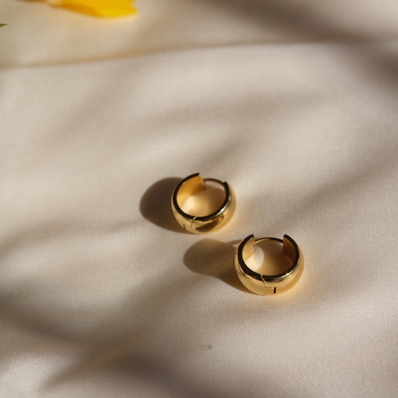 💕18K Gold Plated Emma Hoop Earrings - Picture 5 of 7